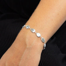 Load image into Gallery viewer, SILVER PEBBLE BRACELET.
